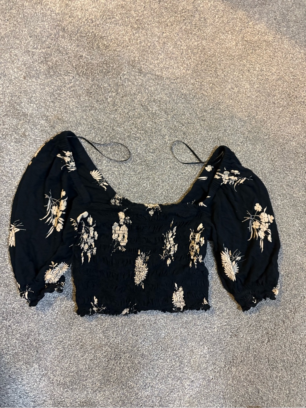 Urban Outfitters Black Floral Smocked Puff Sleeve Crop Top- Medium NWOT